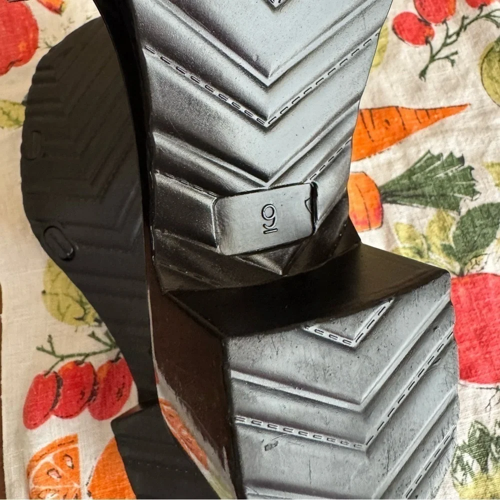 Vintage Mudd patent leather black platform sandals size 9